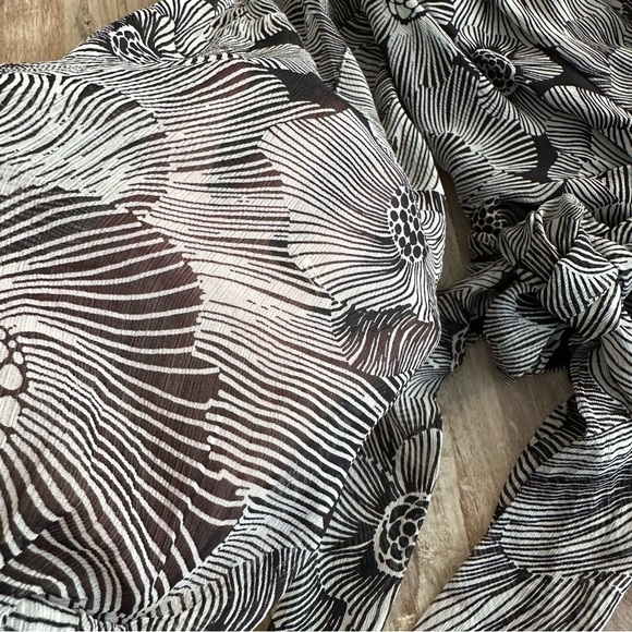 Express V-Neck Wrap Top Floral Black And White Long Sleeves SZ XS NEW WITH TAGS - Picture 6 of 9